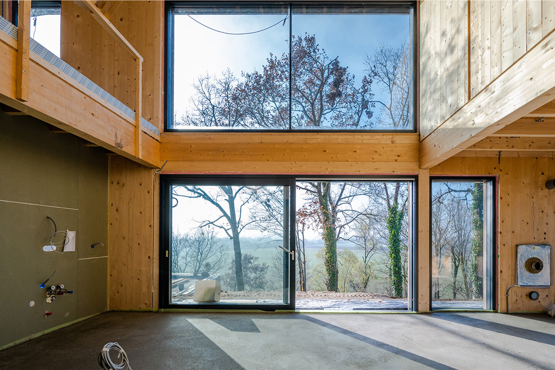 Brettschichtholz (BSH) in einer Holzbaukonstruktion mit hoher Stabilität.