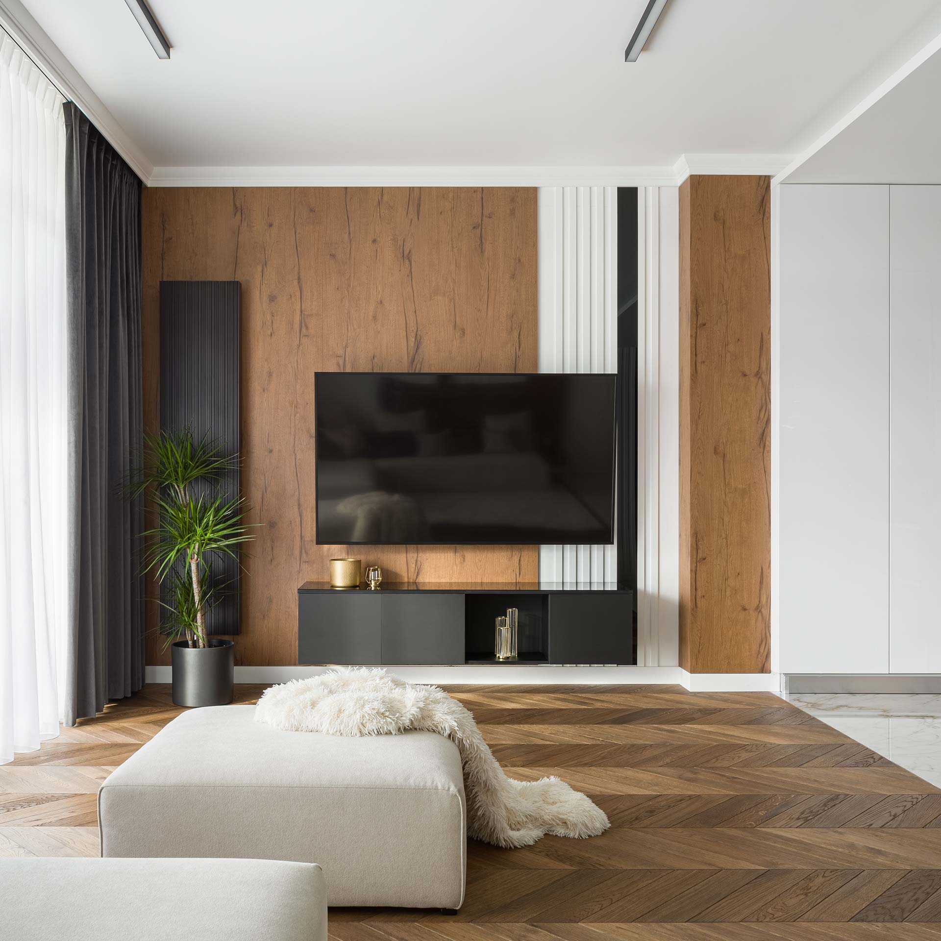 Detailaufnahme einer hochwertigen Holzpaneel-Wandverkleidung in einem Arbeitszimmer