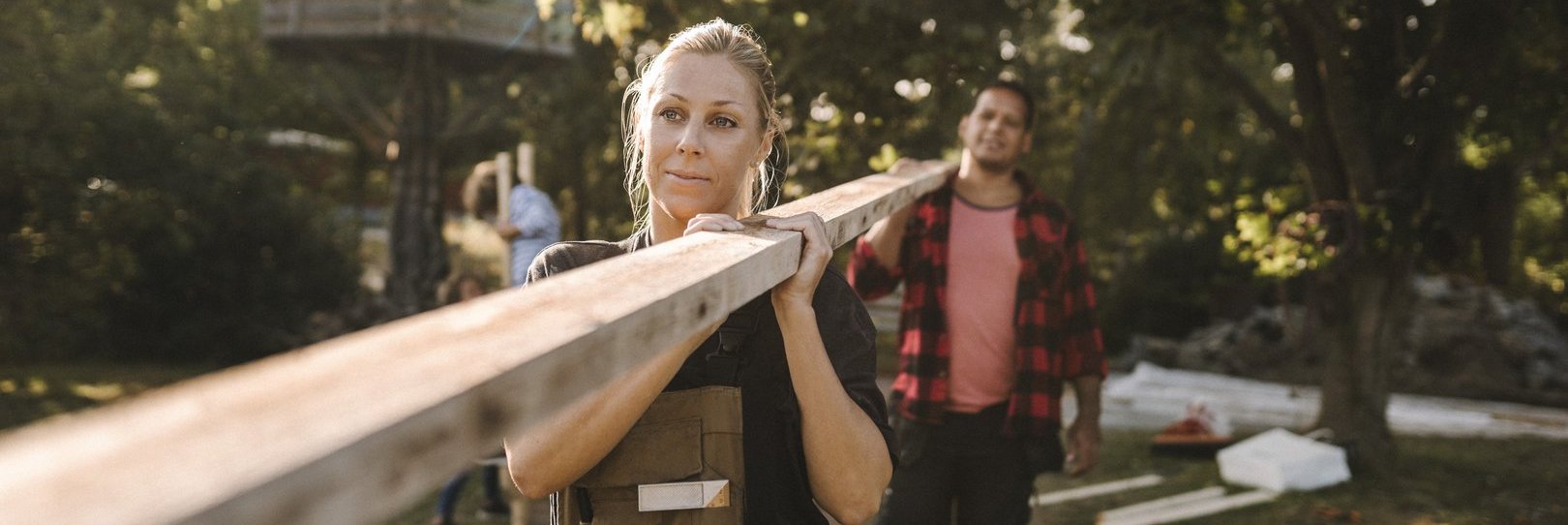 2023_GI_1292695671_Frau_u_Mann_Tragen_Holz.jpg